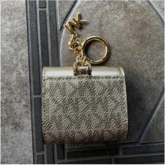 Michael Kors Jet Set Travel AirPod Case - Picture 6 of 16